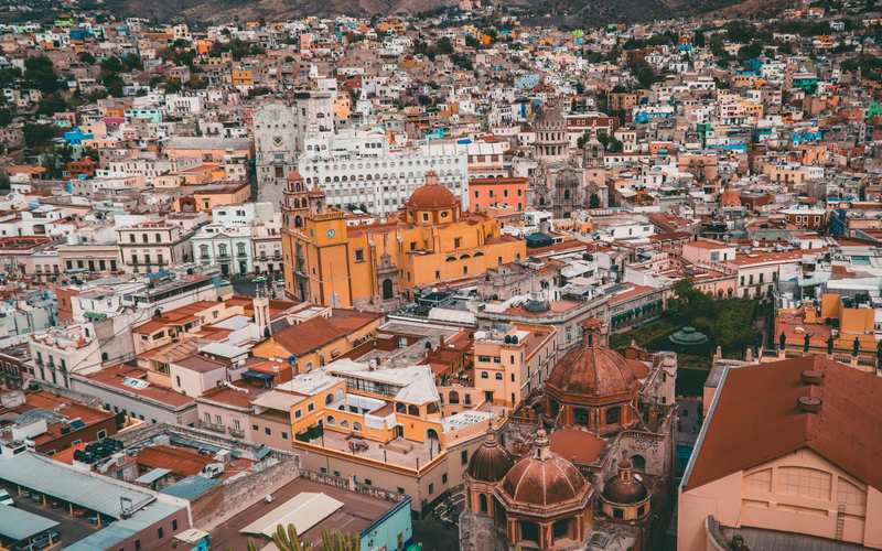 Vista aérea de Guanajuato con catedral y edificios coloridos