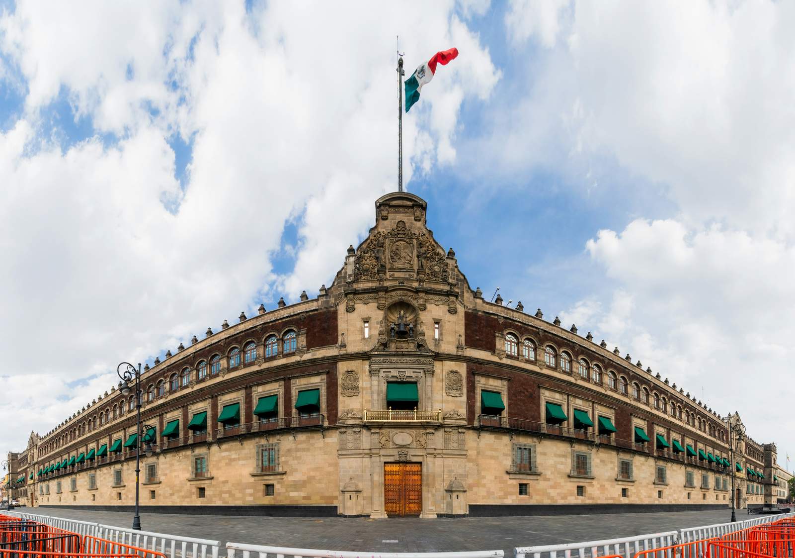Vista del Palacio Nacional de México en el Zócalo de la Ciudad de México